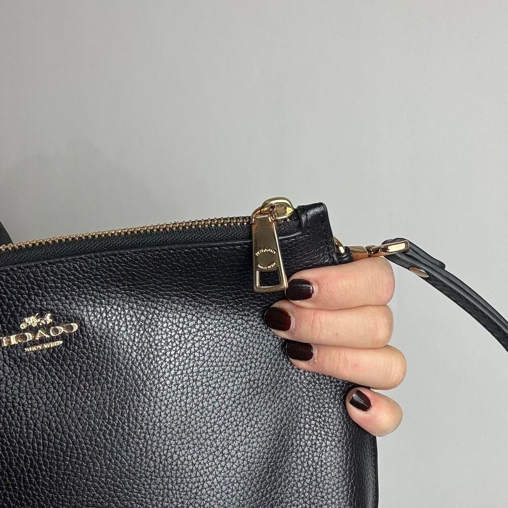 Coach black leather pouch bag with gold hardware - Picture 4 of 6